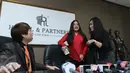 Annisa Bahar bersama kuasa hukumnya akan melaporkan Sandy Tumiwa ke Bareskrim atas tuduhan Tindak Pidana Pencucian Uang (TPPU), Jakarta, Senin (27/2). (Liputan6.com/Herman Zakharia)