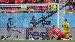 Serangan spartan Ukraina baru membuahkan hasil pada menit ke-29. Andriy Yarmolenko sukses melakukan tap in atas umpan mendatar Karavaev yang mengarah ke tiang jauh Makedonia Utara.  (Foto: AP//Pool/Justin Setterfield)