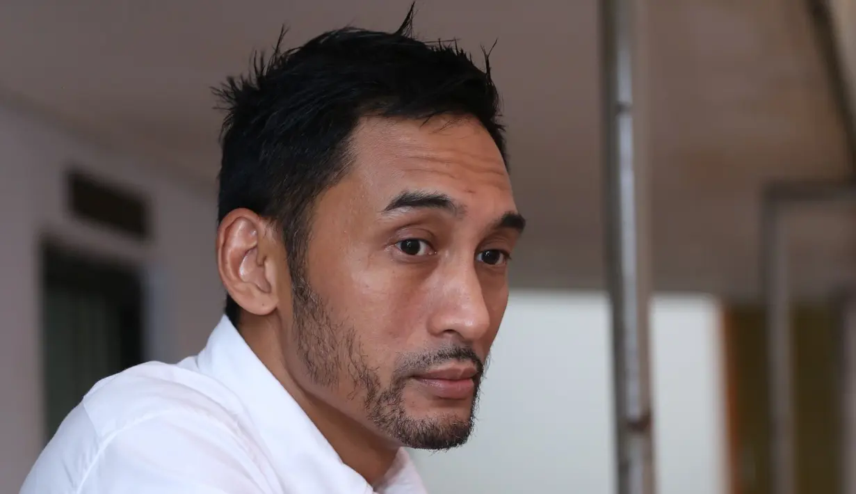 Pada sidang kali ini, Restu terlihat banyak senyum. Selama menjalani rehabilitasi, aktor 42 tahun itu terlihat lebih bugar dan fresh dari sidang sebelumnya. (Nurwahyunan/Bintang.com)