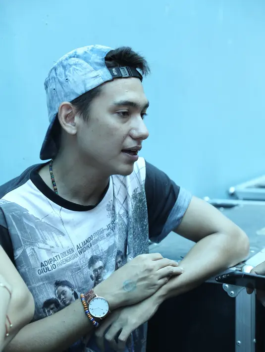 "Sebenarnya gue nge-post bukan buat promo, fotonya bagus kenapa nggak. Ternyata responya menyenangkan. Pada seneng lihat Nichol sama Aliando pakai kolor doang," ungkap Adipati Dolken, di kawasan Tendean, Jaksel, Rabu (1/2). (Galih W. Satria/Bintang.com)