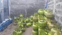 Polisi menyita barang bukti ribuan tabung gas di gudang gas oplosan. (Liputan6.com/Pramita Tristiwati)
