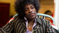 Andre 3000 tampak tidak canggung saat memainkan gitar bergaya kidal layaknya Jimi Hendrix.