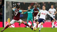 Pemain West Ham United, Javier Hernandez dan pemain Tottenham Hotspur, Christian Eriksen berebut bola dalam pertandingan Premier League di Stadion Wembley, Jumat (5/1). Tottenham Hotspur harus puas bermain imbang 1-1. (AP/Kirsty Wigglesworth)