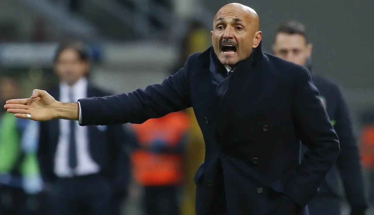 Pelatih Inter Milan, Luciano Spalletti, memberikan arahan kepada anak asuhnya saat pertandingan melawan Lazio pada laga Serie A, Italia, di Stadion Giuseppe Meazza, Milan Sabtu (30/12/2017). Inter Milan ditahan imbang 0-0 oleh Lazio. (AP/Antonio Calanni)