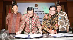 Menteri ATR, Ferry Mursyidan Baldan (kedua kanan) bersama Dirut BRI Asmawi Syam (kedua kiri) saat MoU di Jakarta, Senin (1/2). Perjanjian menyepakati pelayanan jasa perbankan, pelayanan pertanahan kepada masyarakat. (Liputan6.com/Immanuel Antonius)