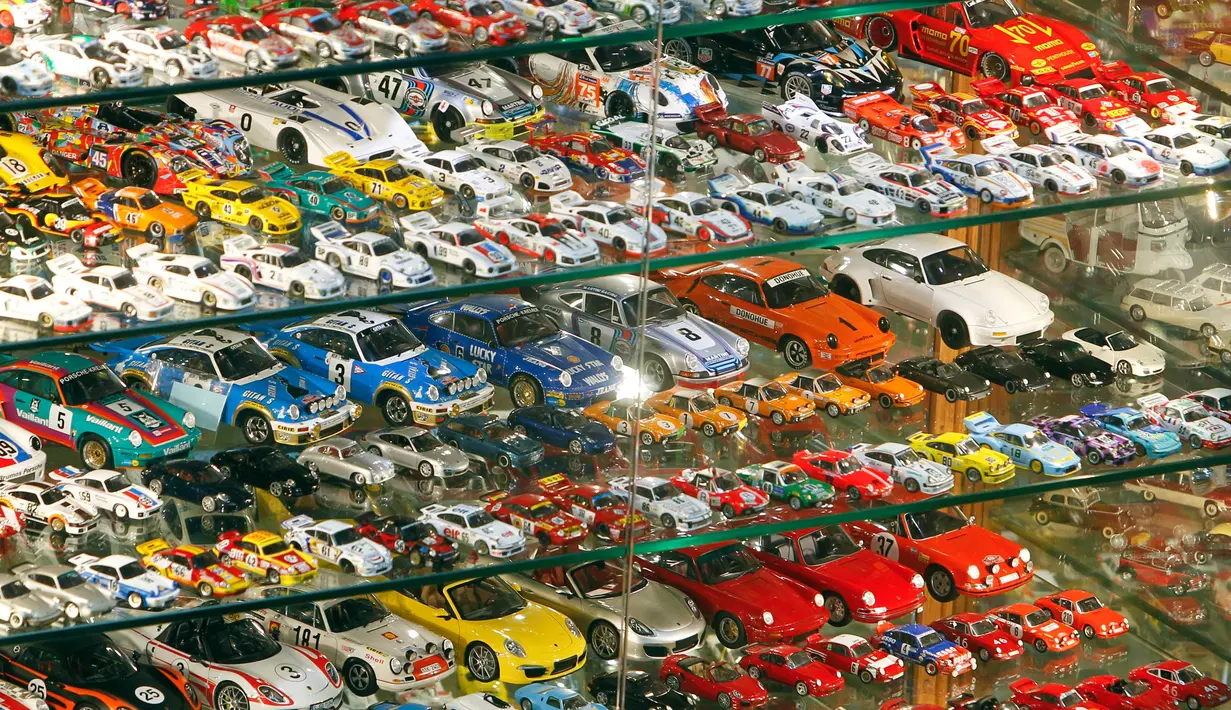 Sejumlah koleksi mainan atau diecast mobil berbagai ukuran milik Nabil Karam yang dipamerkan di dalam museum Zouk Mosbeh, di utara Beirut, Libanon, (16/11). Nabil Karam juga seorang Mantan pembalap mobil profesional Lebanon. (Reuters/Aziz Taher)
