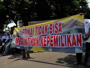 Puluhan warga melakukan aksi unjuk rasa di Lapangan Jahit, 500 meter dari Stasiun Manggarai, Jakarta, (23/9/14). (Liputan6.com/Johan Tallo)