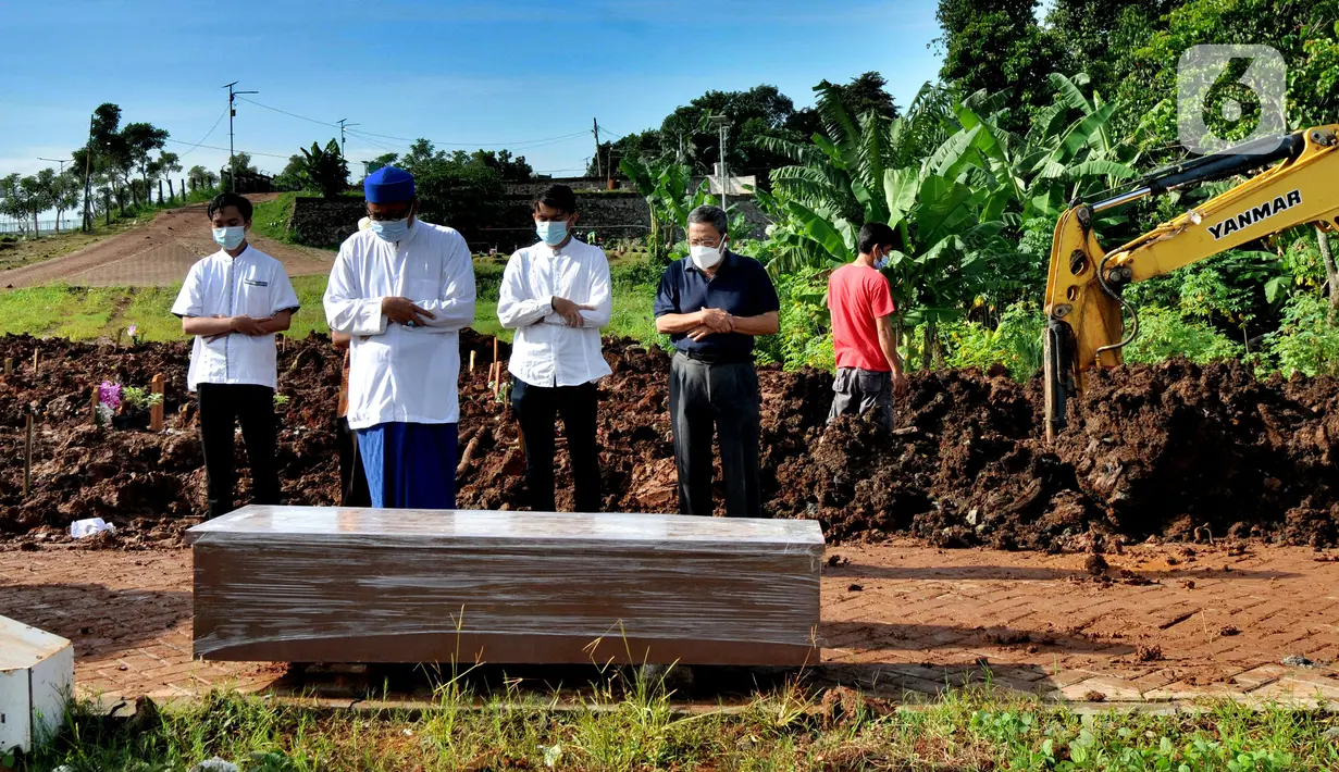 Keluarga menshalati korban COVID-19 warga Tangerang Selatan yang meninggal di Bandung di TPU Jombang, Tangerang Selatan, Banten, Senin (21/6/2021). Pasca-Lebaran, kasus kematian akibat COVID-19 di Tangerang Selatan meningkat rata-rata 20 persen. (merdeka.com/Arie Basuki)