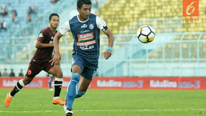 Penyerang Arema, Dedik Setiawan, mengakui kelelahan saat melawan PSM (13/5/2018). (Bola.com/Iwan Setiawan)