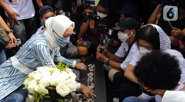 Mantan Anggota DPR Angelina Sondakh (kiri) bersama kedua anaknya Aaliyah Massaid dan Keanu Jabbar Massaid saat ziarah makam di TPU Jeruk Purut, Jakarta Selatan, Kamis (3/3/2022). Kedatangan mereka untuk berziarah ke makam Adjie Massaid dan bapak dari Adjie Massaid. (Liputan6.com/Herman Zakharia)