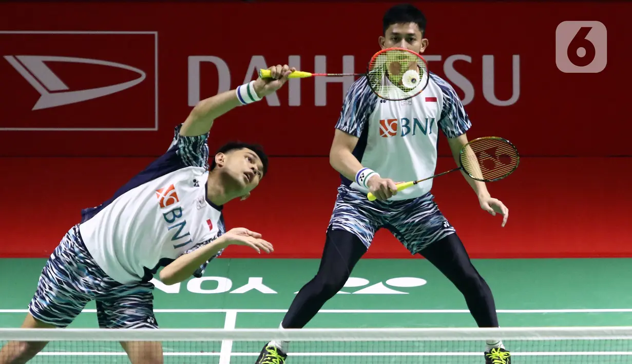 Pebulu tangkis ganda putra Indonesia, Fajar Alfian/Muhammad Rian Ardianto saat bertanding melawan Pramudya Kusumawardana/Yeremia Erich Yoche Yacob Rambitan pada babak 16 besar Indonesia Masters 2022 di Istora Senayan, Jakarta, Kamis (9/6/2022). Fajar/Rian unggul dan melaju ke babak berikutnya. (Liputan6.com/Helmi Fithriansyah)
