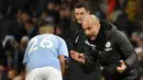 Pelatih Manchester City, Pep Guardiola, memberikan arahan kepada Riyad Mahrez saat melawan Leicester City pada laga Premier League 2019 di Stadion Etihad, Sabtu (21/12). Manchseter City menang 3-1 atas Leicester City. (AP/Rui Vieira)