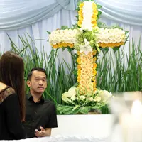 Menghembuskan nafas terakhir di RS Pertamedika, Sentul City, Bogor, pada Minggu (29/1/2017), kini mendiang Johannes Abraham Onsu, ayah Ruben Onsu dan Jordi Onsu disemayamkan di Rumah Duka Sentosa, RSPAD Gatot Subroto, Jakarta. (Deki Prayoga/Bintang.com)