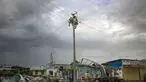 Beberapa pekerja memperbaiki jaringan listrik yang rusak akibat Topan Rammasun yang memporak-porandakan kota Zhanjiang di provinsi Guangdong, (20/7/2014). (REUTERS/Stringer)