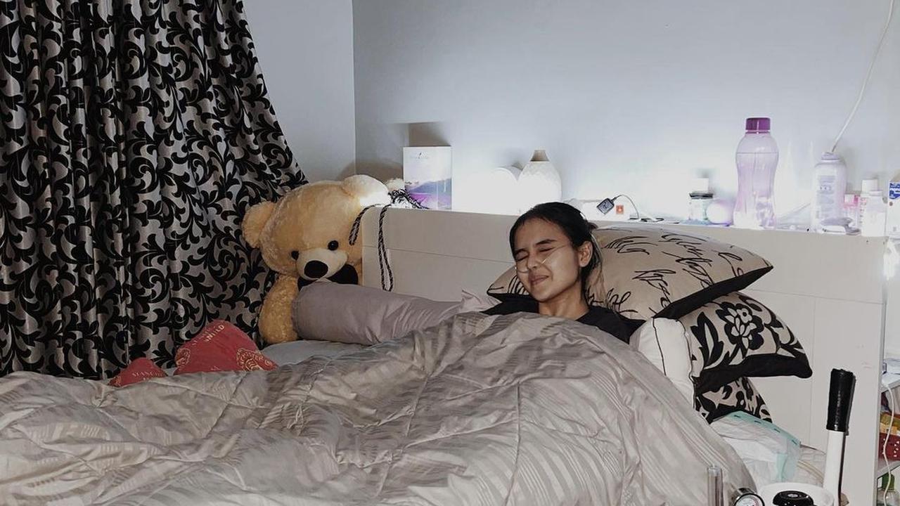 6 Potret Perjuangan Laura Anna Hadapi Spinal Cord Injury, Fisioterapis Hingga Akupuntur