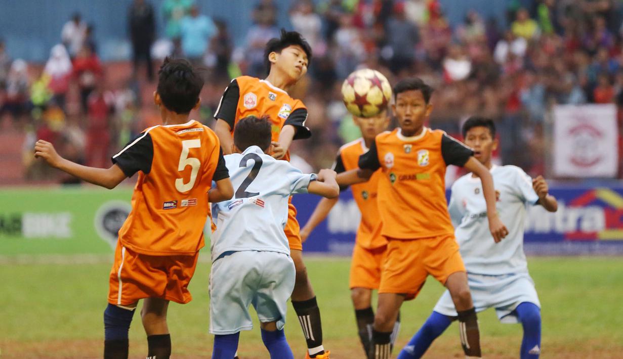 Pertandingan Final Rusun Cup antara Rusun Pulo Gebang (Oranye) melawan Rusun Daan Mogot (Biru) di Stadion Soemantri Brojonegoro, Jakarta, Minggu (8/11/2015). Rusun Daan Mogot menang 4-0 dalam pertandingan tersebut. (Bola.com/Nicklas Hanoatubun)