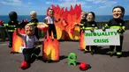 Sejumlah orang bertopeng para pemimpin dunia menggelar protes terkait kebakaran hutan Amazon jelang KTT G-7 di Biarritz, Prancis, Jumat (23/8/2019). (AP Photo/Peter Dejong)