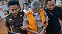 Tersangka kedua korupsi pembangunan pabrik minyak industri di PT Bumi Siak Pusako Zapin saat digiring jaksa Kejari Pekanbaru ke mobil tahanan. (Liputan6.com/M Syukur)
