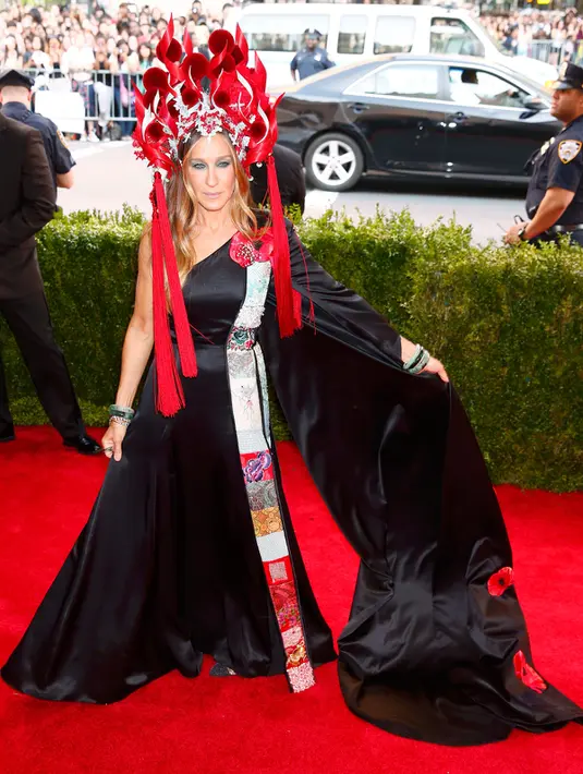 Sarah Jessica Parker memilih untuk tampil unik dengan hiasan kepala yang menyerupai mahkota berbentuk api yang sesuai dengan tema busananya saat menghadiri ajang Met Gala 2015 di Metropolitan Museum of Art's Costume Institute, New York City, Senin (4/5). 