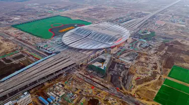 Foto dari udara menunjukkan lokasi konstruksi Stasiun Kereta Xiongan di Kawasan Baru Xiongan di Provinsi Hebei, China utara (20/12/2020). Stasiun Kereta Xiongan merupakan bagian dari jalur kereta antarkota Beijing-Xiongan. (Xinhua)