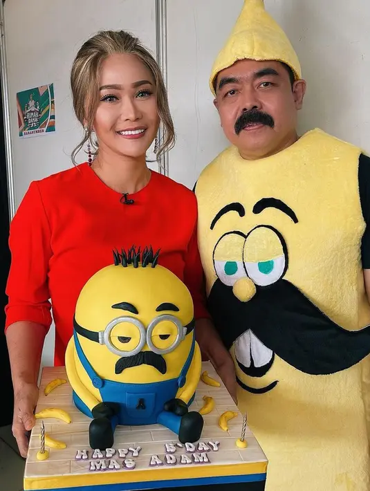 <p>Hari spesial Adam Suseno dirayakan dengan cosplay mengenakan kostum karakter Minions. Tak hanya itu, Inul juga memberikan kue ulang tahun berbentuk Minions berkumis yang bikin gemas. (Instagram/inul.d)</p>