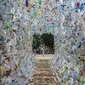 Aktivis Ecological Observation and Wetland Conservation (Ecoton) usai membuat instalasi yang terbuat dari sampah plastik di Gresik, Jawa Timur, 17 September 2021. Instalasi tersebut di antaranya terbuat dari 4.444 botol. (JUNI KRISWANTO/AFP)