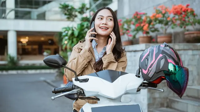 Tips Anti Bau Badan buat Perempuan yang Sering Berkendara dengan Motor