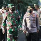 Kapolri Jendral Listyo Sigit Prabowo dan Panglima TNI Marsekal Hadi Tjahjanto saat meninjau vaksinasi di Kabupaten Bangkalan