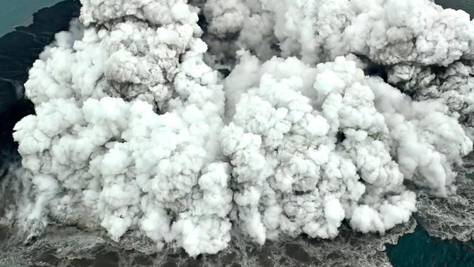Aktivitas Gunung Anak Krakatau dari udara yang terus mengalami erupsi, Minggu (23/12). Status Gunung Anak Krakatau dalam status Waspada atau level II. (Liputan6.com/Pool/Susi Air)
