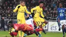 Kiper Strasbourg, Bingourou Kamara (bawah) mengamankan bola dari kejaran pemain PSG, Kylian Mbappe pada lanjutan Ligue 1 Prancis di Meinau Stadium, Strasbourg, (2/12/2017). PSG kalah 1-2 dari Strasbourg. (AFP/Frederick Florin)