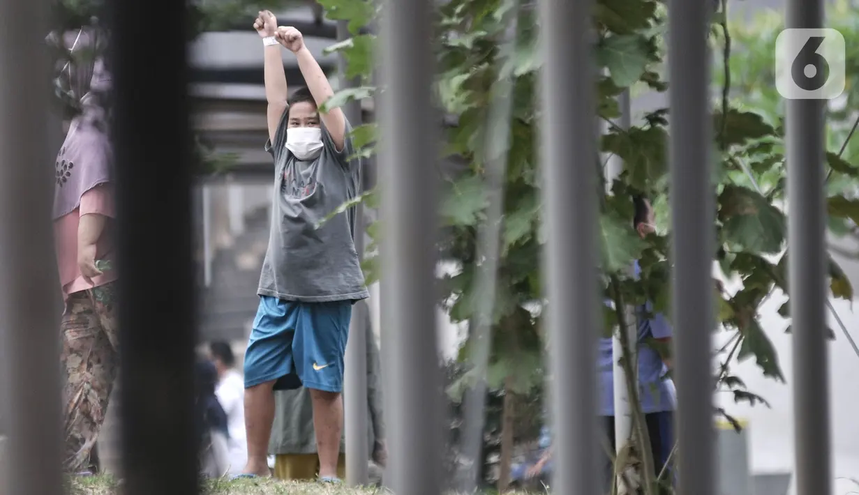 Seorang anak berolahraga di sekitar taman Rumah Sakit Darurat (RSD) Wisma Atlet, Kemayoran, Jakarta, Minggu (6/12/2020). Setiap pagi dan sore hari pihak RSD Wisma Atlet memperbolehkan pasien Covid-19 keluar kamar untuk berolahraga sekaligus menikmati udara segar. (merdeka.com/Iqbal Nugroho)