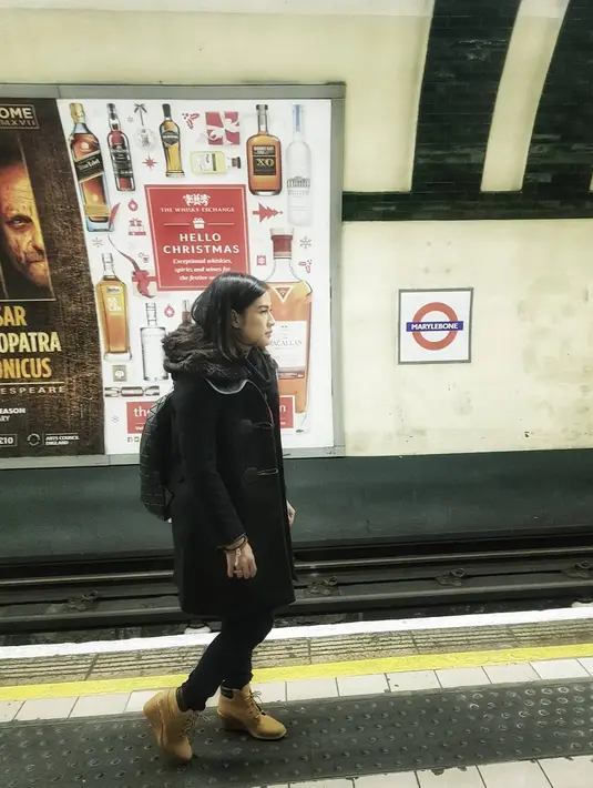 Wanita kelahiran 16 Maret 1982 ini juga mengunggah momen saat ia sedang menunggu kereta. (Foto: instagram.com/therealdisastr)