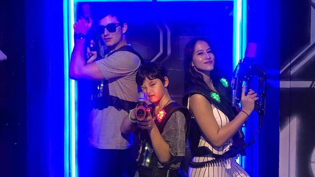 6 Potret Kedekatan Putra Mike Lewis dan Calon Ibu Sambungnya