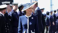 Kate Middleton melangkah keluar di Skotlandia bersama suaminya, Pangeran William, untuk menghadiri upacara pemberian nama HMS Glasgow, 22 Mei 2025. (dok. Instagram @princeandprincessofwales/https://www.instagram.com/p/DJ9qIIVoFGv/)