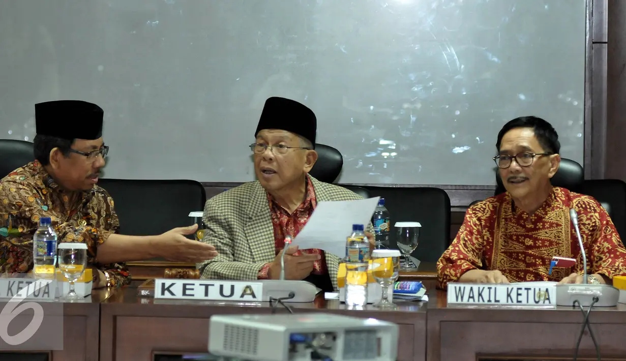 Ki-ka: Wakil Ketua BK DPD RI Lalu Suhaimi Ismy, Ketua Badan Kehormatan DPD RI A.M. Fatwa dan H.A. Hudarni Rani sebelum mengelar rapat pleno ke 2 di Gedung DPD RI, Jakarta, Senin (19/9). (Liputan6.com/Johan Tallo)