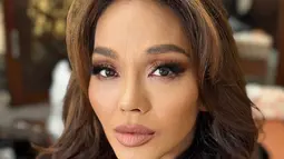 Mengenakan makeup bold pada bagian mata, pesona Bunda Corla ini bikin kagum. Rambutnya yang dibiarkan terurai, membuat penampilan wanita kelahiran 1974 itu tampak awet muda bak ABG.(Liputan6.com/IG/@corla_2)