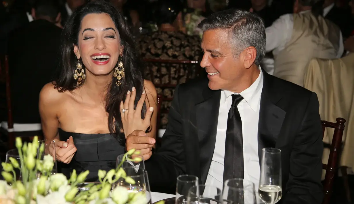 Amal Clooney memamerkan cincin tunangannya yang ditaksir seharga 750 ribu dolar. Foto: Vogue.