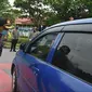 Personel Polda Riau mengecek pengemudi mobil terkait penerapan protokol kesehatan. (Liputan6.com/M Syukur)