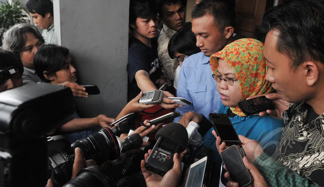 Kuasa Hukum Novel Baswedan Muji Kartika Rahayu bersama biro hukum KPK memberikan keterangan kepada wartawan usai mendatangi PN Jakarta Selatan, Senin (4/5/2015). (Liputan6.com/Herman Zakharia)
