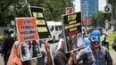 Massa Aliansi Mahasiswa Islam berunjuk rasa di depan Kantor Kedutaan Besar Republik Rakyat China, Jakarta, Kamis (25/3/2021). Massa menuntut pemerintah China lewat kedutaan besarnya di Indonesia segera menghentikan penyiksaan, penyanderaan, dan pemerkosaan muslim Uighur. (Liputan6.com/Faizal Fanani)