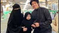 3 Gaya Cadar dan Hijab Aurel Hermansyah Saat Ibadah Umrah. foto: Instagram @aurelie.hermansyah