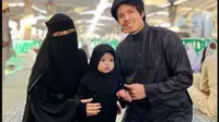 3 Gaya Cadar dan Hijab Aurel Hermansyah Saat Ibadah Umrah