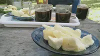 Sajian Kopi Tuak bersama kudapan singkong rebus di sanggar seni dan budaya GMB, Desa Jambi Tulo, Kecamatan Marosebo, Kabupaten Muaro Jambi, Sabtu (13/7/2019). (LIputan6.com/ Gresi Plasmanto)