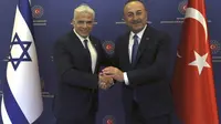 Menteri Luar Negeri Turki Mevlut Cavusoglu, kanan, dan Menteri Luar Negeri Israel Yair Lapid. (Necati Savas/File AP)