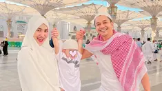 Ajak buah hati jalani umrah, kebahagiaan Adly Fairuz dan Angbeen Rishi jadi berlipat. Baby Ardashir pun terlihat sangat menikmati perjalanan umrah pertamanya ini. Nikmati momen di Mekah dan Madinah, begini kebersamaan keluarga kecil Adly Fairuz dan Angbeen Rishi saat di Masjid Nabawi. Pamer senyuman manisnya, foto lucu Baby Ardashir ini bikin warganet gemas. (Liputan6.com/IG/@angbeenrishi)