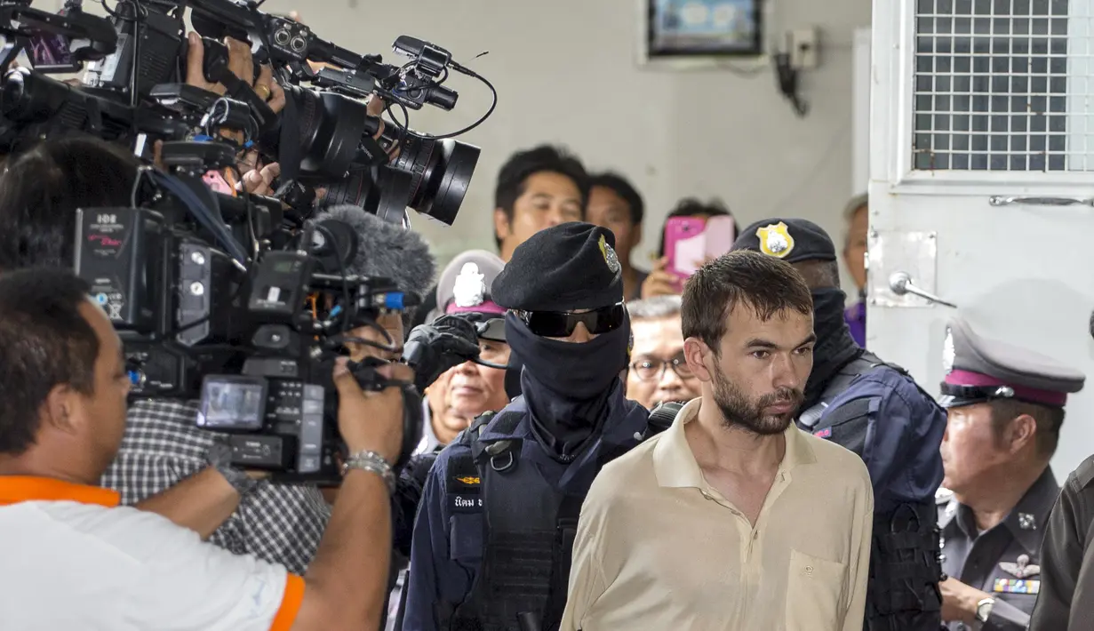 Petugas menggiring tersangka yang terlihat tegang ke dalam Pengadilan Bangkok, Thailand, Sabtu (5/9/2015). Tim forensik gagal menemukan kaitan pemboman Bangkok dengan dua pelaku serangan mematikan di Kuil Erawan, Thailand. (REUTERS/Athit Perawongmetha)