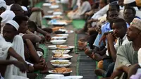 Demonstran di Sudan menunggu berbuka puasa, tepat di tempat mereka melaksanakan aksi protes duduk di Khartoum (AFP PHOTO)