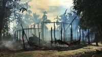 Suasana rumah yang terbakar di desa Gawdu Zara, negara bagian Rakhine utara, Myanmar, (7/9). Seorang wartawan melihat api membakar rumah di desa yang ditinggalkan oleh Muslim Rohingya. (AP Photo)