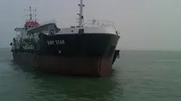 Kapal MT Ruby Star yang bermuatan crude petrolium oil atau minyak mentah tanpa dokumen Kepabean, Kepulauan Riau, Jumat (18/9/2015). (Liputan6.com/Ajang Nurdin)