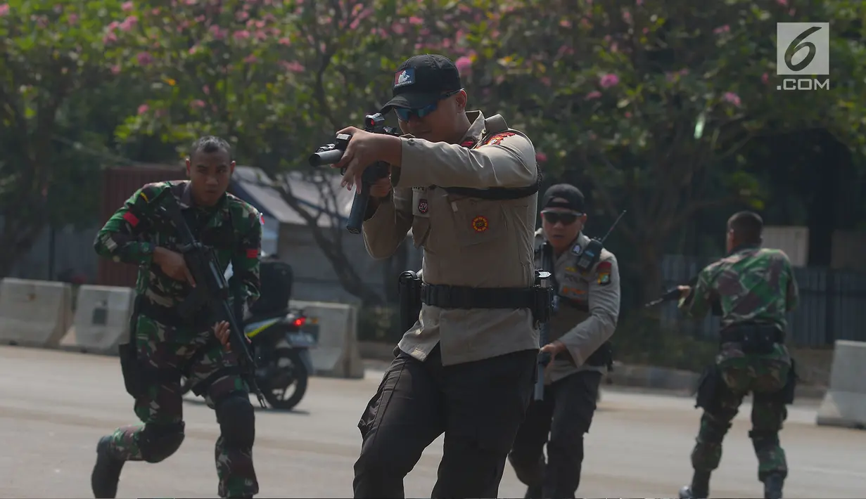 Tim gabungan dari TNI dan Polri melakukan latihan pengamanan Asian Games 2018 di lapangan Istora Senayan, Jakarta, Rabu (18/7). Latihan terkait pengawalan tamu VVIP Asian Para Games 2018 dan mengatasi gangguan yang terjadi. (Merdeka.comImam Buhori)
